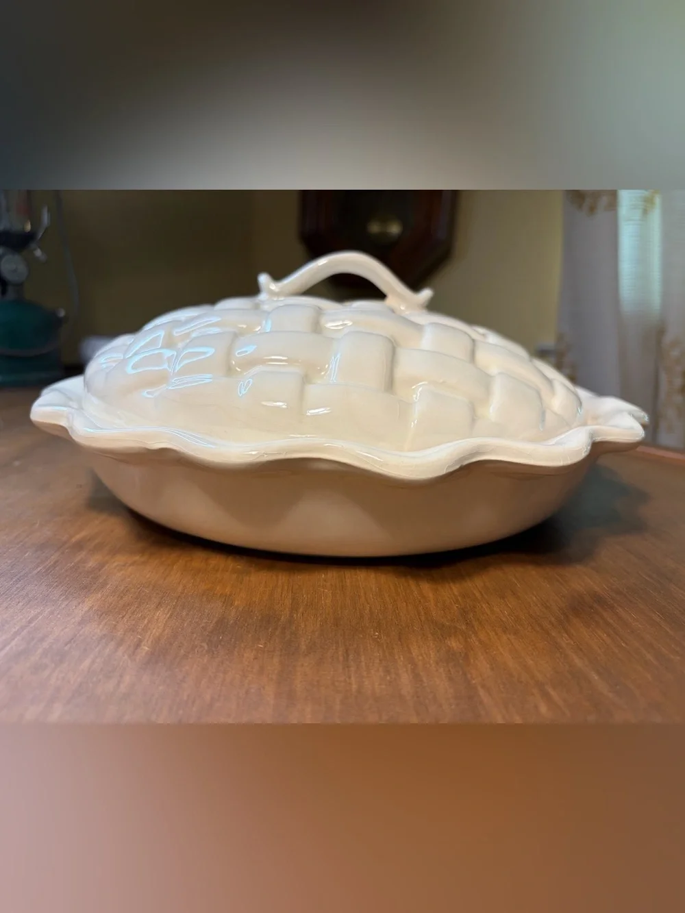 Ceramic Pie Holder/Keeper w/Lattice-Topped Lid Holds 8